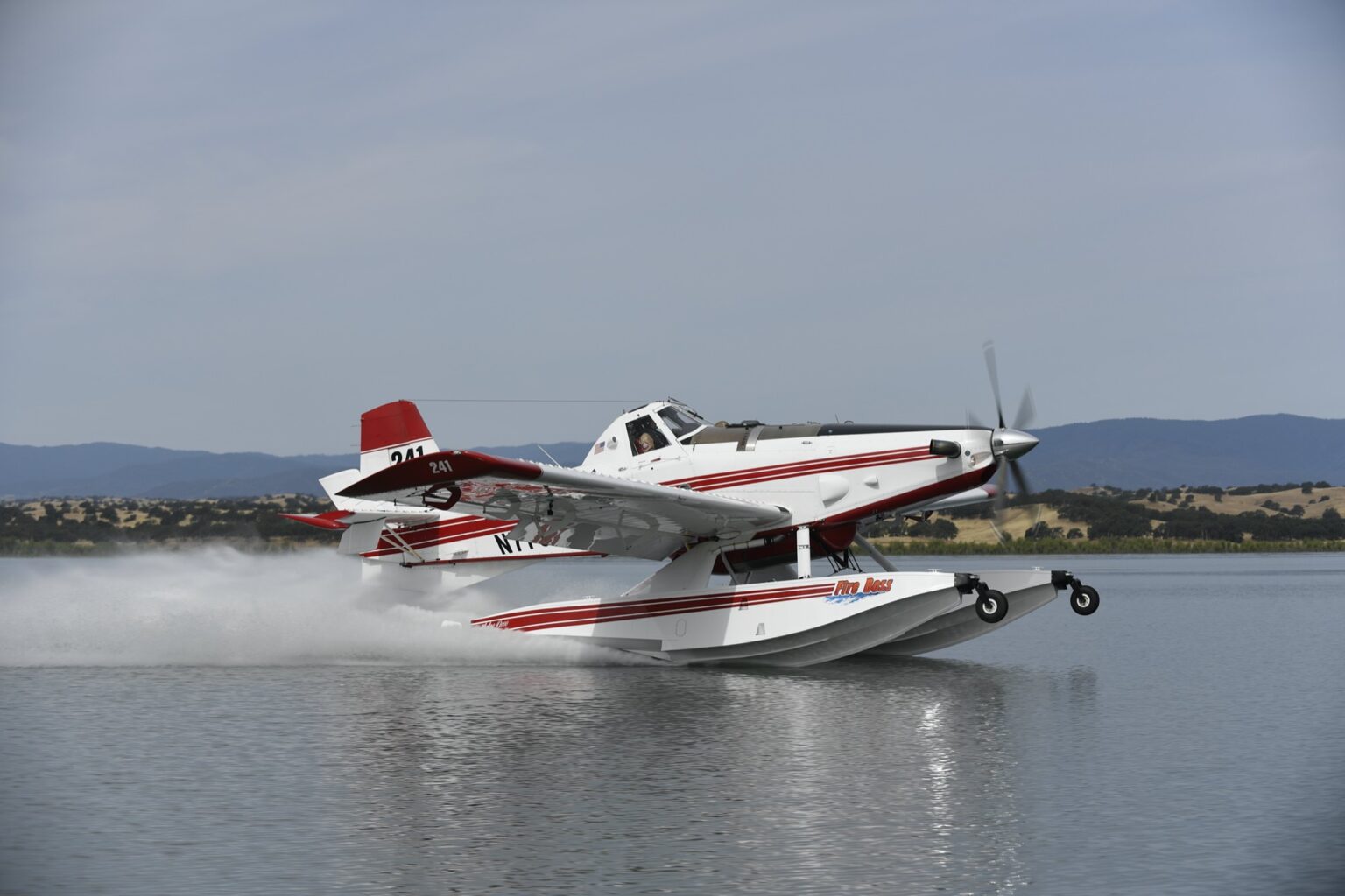 DESTAQUES NO AT-802F FIRE BOSS - Exija Mais. Exija Air Tractor.